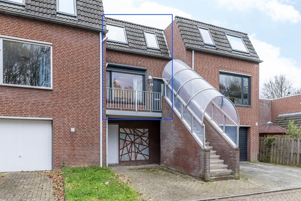 Te koop: Op goede, rustige en centrale locatie in Eikenderveld gelegen instapklare tussenwoning met 2 slaapkamers, berging op de begane grond en een dakterras. 
